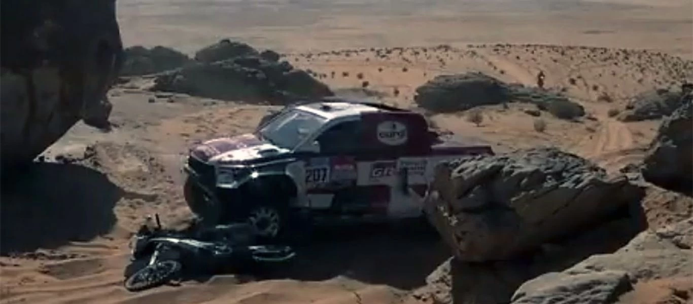 Ατύχημα στο Rally Dakar 2022: Αυτοκίνητο χτύπησε αναβάτη - Τιμωρήθηκε ο οδηγός (βίντεο)